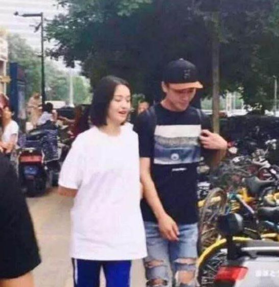 郑爽和妈妈上海看房，素颜现身都这么好看，恋爱后的郑爽变化真大