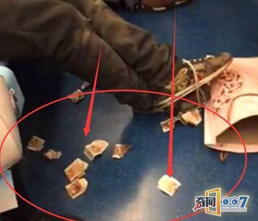 乞丐公交上数钱，接下来让所有人惊讶