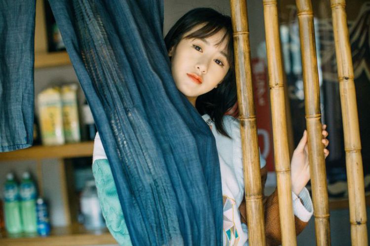 在《爱情公寓》演小配角，搭档张艺兴走红，如今成功上位当女主角