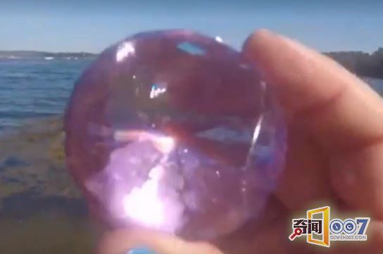 女子发现发光石头，捡起来兴奋不已