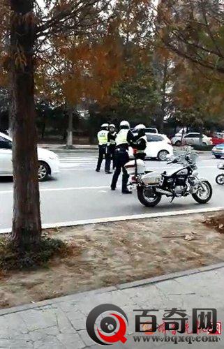 临沂交警当街互殴 临沂俩交通因工作冲突街头互殴 当事人已被辞