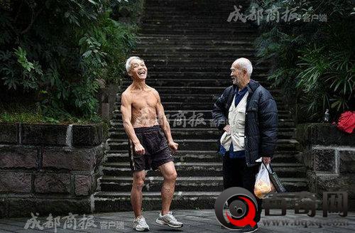 成都肌肉爷爷裸练 成都72岁肌肉爷爷寒风中“裸练” 坚持12年让人敬佩