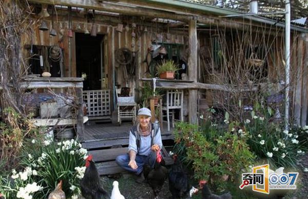 女子森林独居34年,花8年自建房,用牛粪糊墙