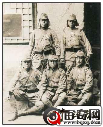 日军入侵寺院道貌岸然合影旧照