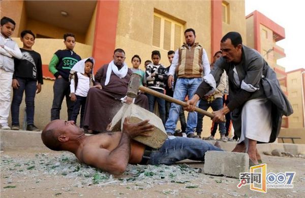 吃钉子碎大石 埃及“法老王”原来是武林高手