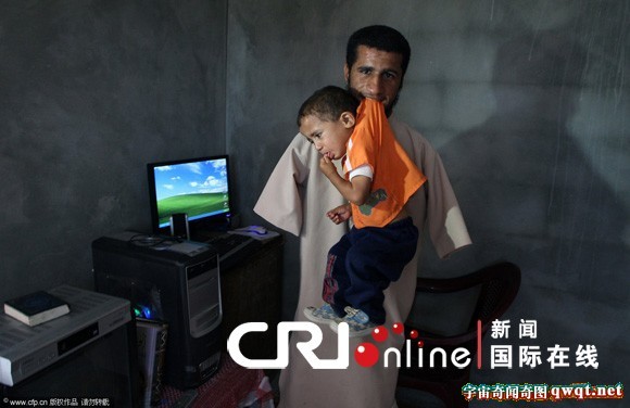 加沙小伙练就一身腿上功夫 但天生无臂