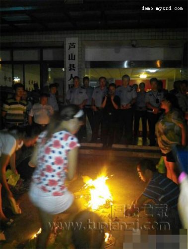 老人拆迁现场身亡 家属到县政府烧花圈讨说法