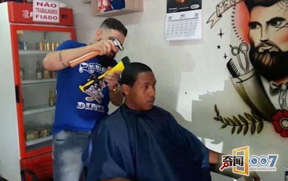 男子挥铁锤敲斧子理发 顾客全程一脸懵
