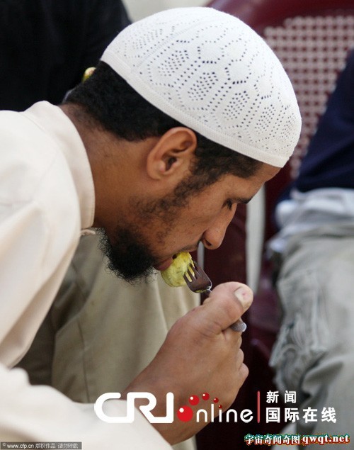 加沙小伙练就一身腿上功夫 但天生无臂