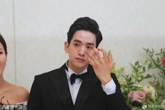 韩歌手米娜和小17岁男友结婚 男方泪洒现场