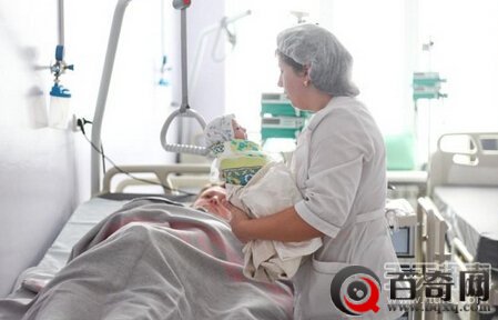 女子剖腹产后肚子震竟是手机落腹中