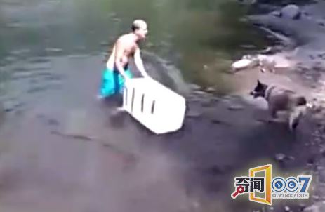 河里漂着白色箱子,打开后出现惊悚一幕