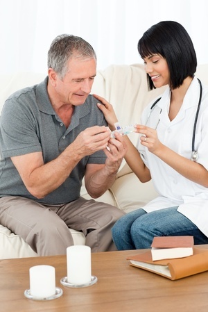 两龄童右眼长肿瘤左眼近失明 不动手术恐没命