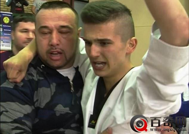 16岁男孩头劈111块砖 仅用35秒