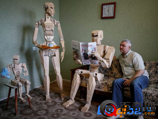 男子打造木头机器人 是一边打造一边设计