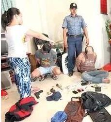 恐怖!女子半夜惊醒发现床边站着两男人 开口就提钱