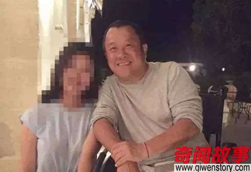 她抛夫弃女牵手比自己小12岁的人，如今与女儿冰释前嫌_0