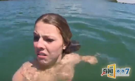 美女游泳发现水中有个大黑影，吓得尖叫连连