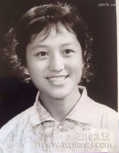 黄晓明晒母亲年轻时照片 赞妈妈是女神