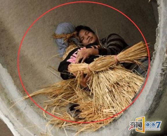 男子石洞抱稻草人睡觉，只因老婆干这事