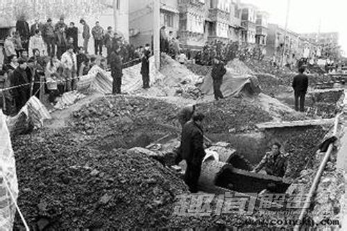 荆州惊现百座古墓 出土铜镜纹饰优美