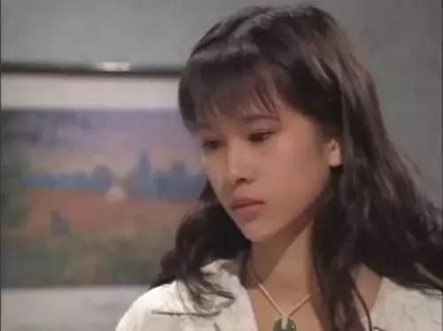 文颂娴出席晚宴清纯可人，跟众TVB女明星合影的她气质出挑很漂亮