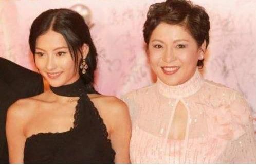 向佐能追到颜值人气比他高的郭碧婷，强势向太两大助攻是成功关键