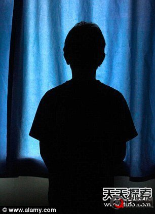 惊世乱伦：丈夫指导妻子与12岁儿行房