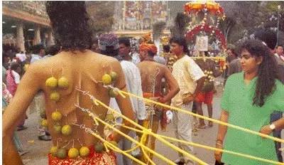 全球最可怕的仪式：刺穿活人的太阳舞节！