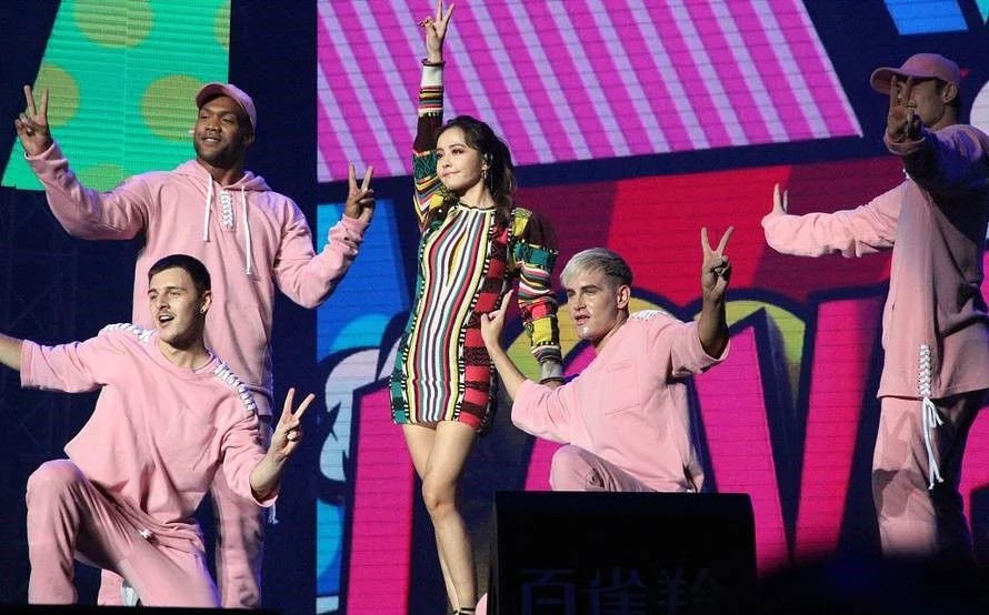 周杰伦打扮“壕”气 不惧与旧爱蔡依林同台