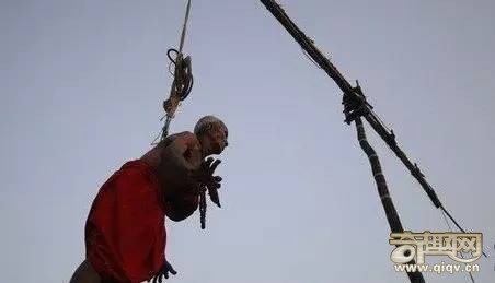 全球最可怕的仪式：刺穿活人的太阳舞节！