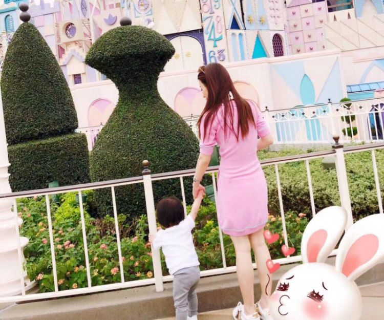 郭富城娇妻方媛晒出游照，单手牵娃的她堪称“时尚辣妈”