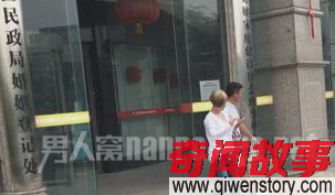 曝满文军离婚与妻子现身民政局 两人曾因吸毒双双入狱