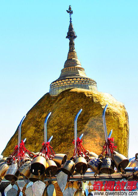神秘巨石令人惊叹 屹立悬崖千年未倒_0