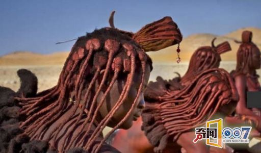 这里的女人从来都不洗澡，皮肤已经变成了红色