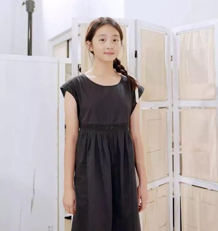 黄磊女儿多多近照曝光，13岁身高直逼超模，大长腿太抢镜了！