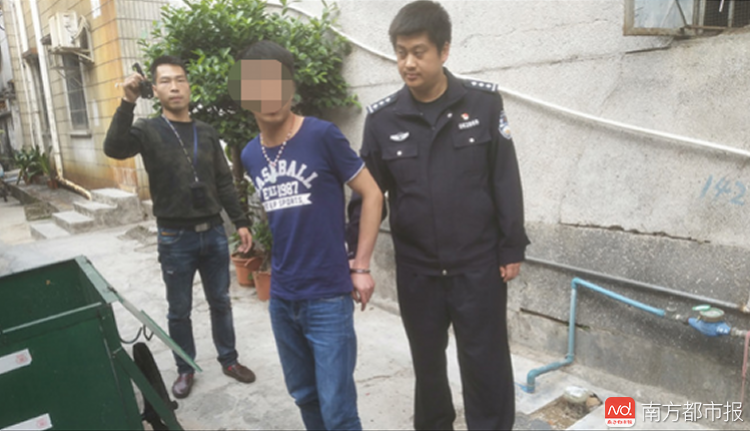 深圳一男子街头抢夺女士挎包 打开包一看他气晕了