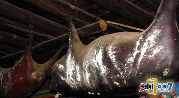 猪说下辈子不再当猪，勒死缝合，悬挂房梁数十年成珍品