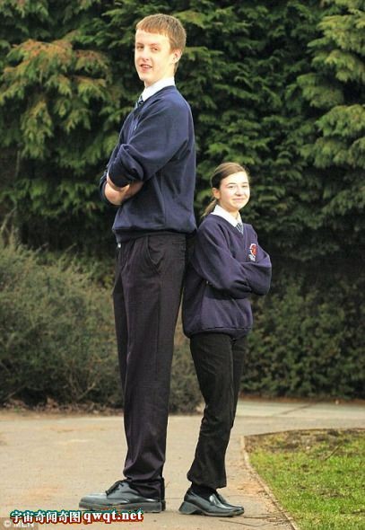 英国小巨人高达2.3米 仅有15岁