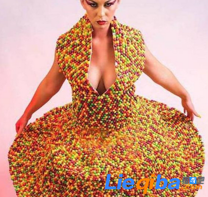 好恶心！女子用体毛打造礼服_0