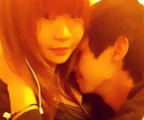 90后炫富女开房晒百万现金 大尺度互动自拍_0