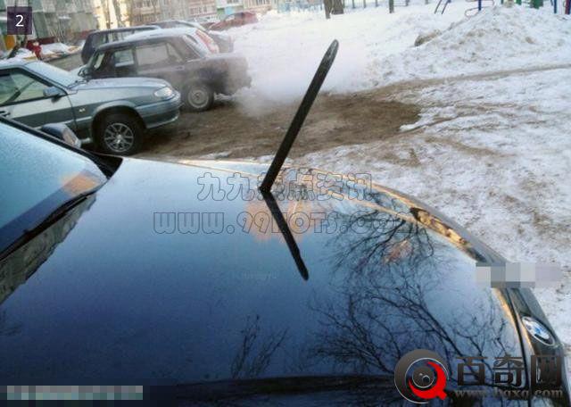 宝马车主随意乱停车 邻居用铁棍戳穿发动机(组图
