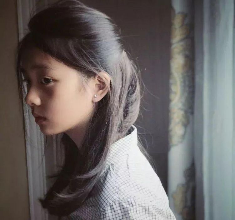 黄磊女儿多多近照曝光，13岁身高直逼超模，大长腿太抢镜了！