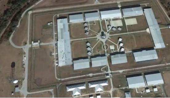 美国女子监狱竟是卖淫场所 狱警女囚乱搞一通