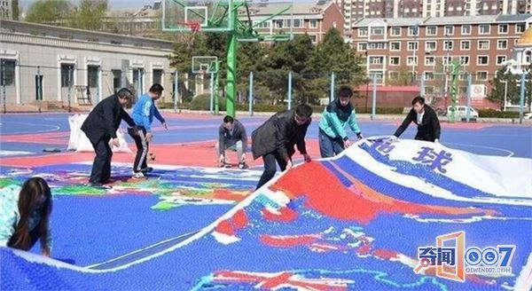 大学生用瓶盖制作出世界地图