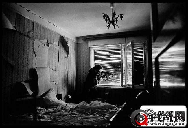 戳中泪点的14张超罕见战地实拍照