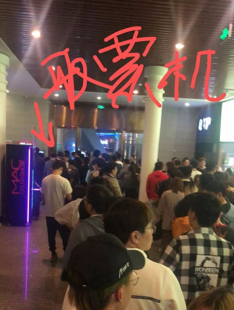 昨晚电影院堪比跨年现场！取票机都大排长龙，有人翘班都要看!