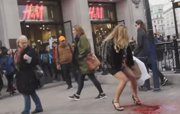 女子过马路意外经血大喷发 路人反应竟是这样