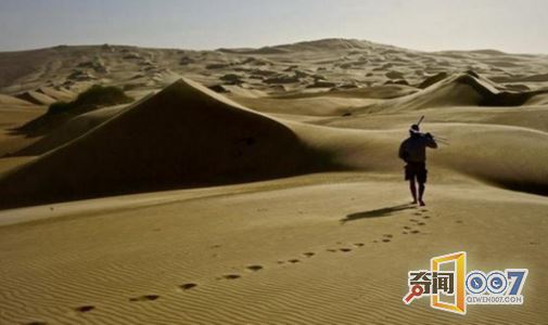 这里的女人从来都不洗澡，皮肤已经变成了红色