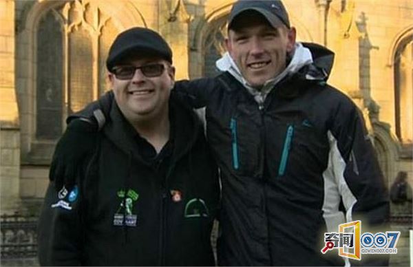 街头找人借个火，找到失散28年的弟弟